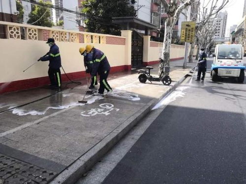 全市近日開展了道路大沖洗行動,消除衛生死角盲區,加強公廁等公共設施保潔