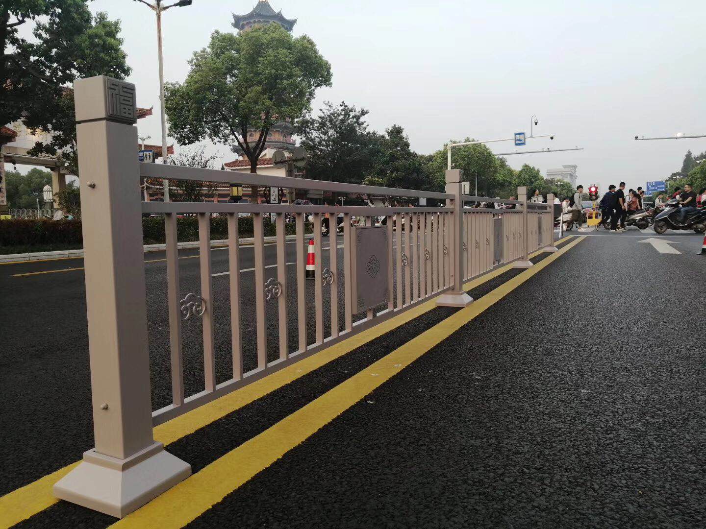 海南道路中心隔離護欄 提升交通安全的市政設施